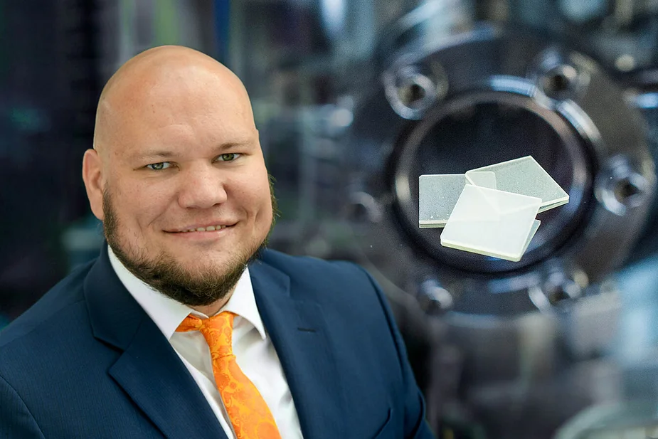 Dr. Andreas Fiedler, Project Manager of ‘All-GO-HEMT’ (left), Gallium oxide wafer (right)