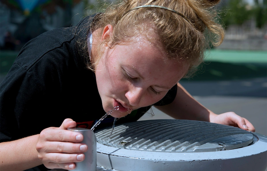 Symbolbild: Frau am Wasserspender. Quelle: BAM