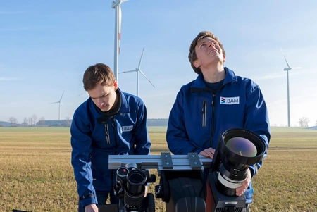 Michael Stamm (r.) und Ludwig Rooch bei der Messung an einem Windpark in Brandenburg