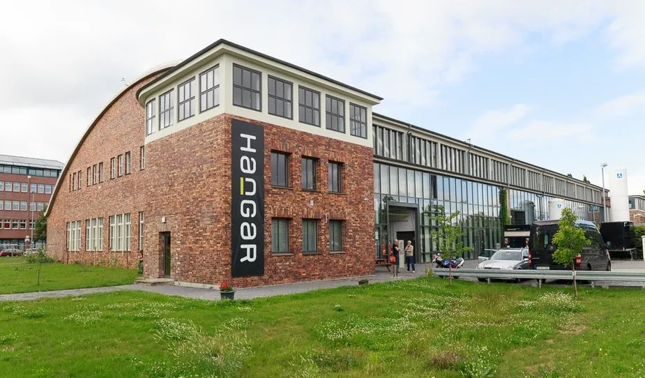 Außenansicht des Hangars in Adlershof